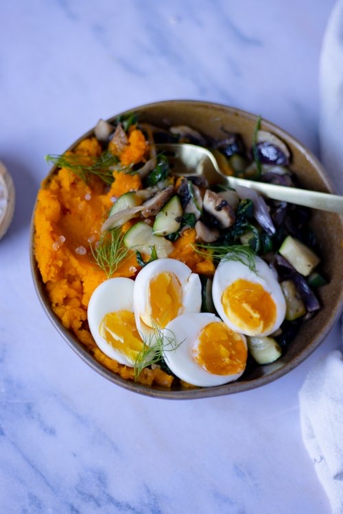 fall breakfast bowl recipe with pumpkin, eggs, spinach and zucchini.