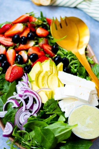 spinach, feta and strawberry salad, the perfect vegeterian salad for the summer