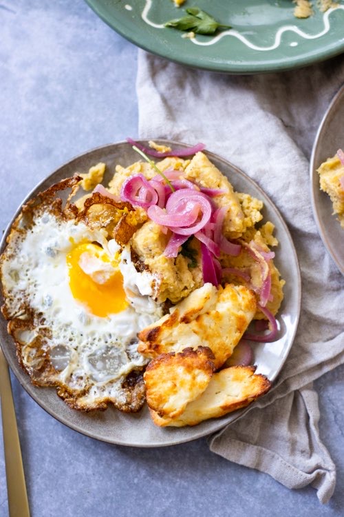 mashed plantains with fried eggs and halloumi cheese